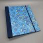 Preview: Ringbuch Planer A5 blau marmoriert Gummiband Front
